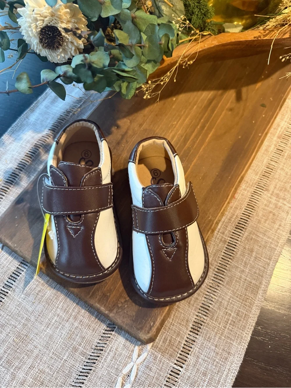 Squeak boutique infant brown and white saddle shoes in size 6